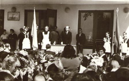 торжественная линейка 1 сентября 1965 года, на фото первый  директор школы Агеенко Василий Иванович.